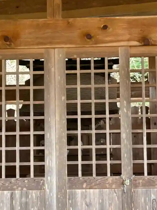 新海三社神社の{uncategorized: "未分類", other: "その他", undefined: "問題あり", building: "その他建物", grave: "お墓", sacred_gate: "鳥居", guardian: "狛犬", statue: "像", buddha: "仏像", history: "歴史", nature: "自然", garden: "庭園", animal: "動物", pagoda: "塔", temizu: "手水舎", mountain_gate: "山門・神門", sanctuary: "本殿・本堂", subordinate: "末社・摂社", art: "芸術", scenery: "景色", jizo: "地蔵", ema: "絵馬", goshuin: "御朱印", omikuji: "おみくじ", items: "授与品その他", amulet: "お守り", goshuincho: "御朱印帳", eats: "食事", festival: "お祭り", votive_dance: "神楽", shichigosan: "七五三参", wedding: "結婚式", experience: "体験その他", initially: "初詣", around: "周辺", anti_infection: "感染症対策"}