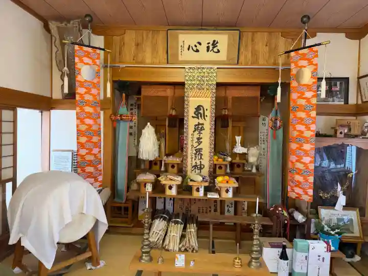 稲荷神社の{uncategorized: "未分類", other: "その他", undefined: "問題あり", building: "その他建物", grave: "お墓", sacred_gate: "鳥居", guardian: "狛犬", statue: "像", buddha: "仏像", history: "歴史", nature: "自然", garden: "庭園", animal: "動物", pagoda: "塔", temizu: "手水舎", mountain_gate: "山門・神門", sanctuary: "本殿・本堂", subordinate: "末社・摂社", art: "芸術", scenery: "景色", jizo: "地蔵", ema: "絵馬", goshuin: "御朱印", omikuji: "おみくじ", items: "授与品その他", amulet: "お守り", goshuincho: "御朱印帳", eats: "食事", festival: "お祭り", votive_dance: "神楽", shichigosan: "七五三参", wedding: "結婚式", experience: "体験その他", initially: "初詣", around: "周辺", anti_infection: "感染症対策"}