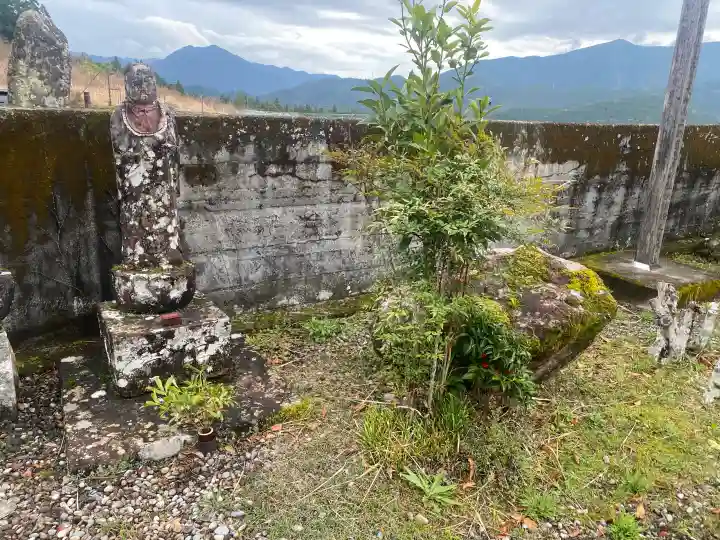 増福寺の{uncategorized: "未分類", other: "その他", undefined: "問題あり", building: "その他建物", grave: "お墓", sacred_gate: "鳥居", guardian: "狛犬", statue: "像", buddha: "仏像", history: "歴史", nature: "自然", garden: "庭園", animal: "動物", pagoda: "塔", temizu: "手水舎", mountain_gate: "山門・神門", sanctuary: "本殿・本堂", subordinate: "末社・摂社", art: "芸術", scenery: "景色", jizo: "地蔵", ema: "絵馬", goshuin: "御朱印", omikuji: "おみくじ", items: "授与品その他", amulet: "お守り", goshuincho: "御朱印帳", eats: "食事", festival: "お祭り", votive_dance: "神楽", shichigosan: "七五三参", wedding: "結婚式", experience: "体験その他", initially: "初詣", around: "周辺", anti_infection: "感染症対策"}
