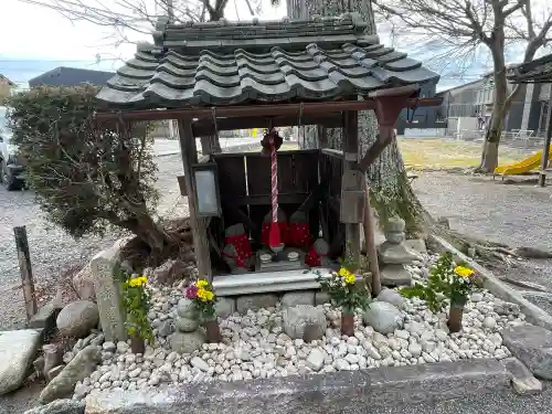 八幡神社(水口町新城)の{uncategorized: "未分類", other: "その他", undefined: "問題あり", building: "その他建物", grave: "お墓", sacred_gate: "鳥居", guardian: "狛犬", statue: "像", buddha: "仏像", history: "歴史", nature: "自然", garden: "庭園", animal: "動物", pagoda: "塔", temizu: "手水舎", mountain_gate: "山門・神門", sanctuary: "本殿・本堂", subordinate: "末社・摂社", art: "芸術", scenery: "景色", jizo: "地蔵", ema: "絵馬", goshuin: "御朱印", omikuji: "おみくじ", items: "授与品その他", amulet: "お守り", goshuincho: "御朱印帳", eats: "食事", festival: "お祭り", votive_dance: "神楽", shichigosan: "七五三参", wedding: "結婚式", experience: "体験その他", initially: "初詣", around: "周辺", anti_infection: "感染症対策"}