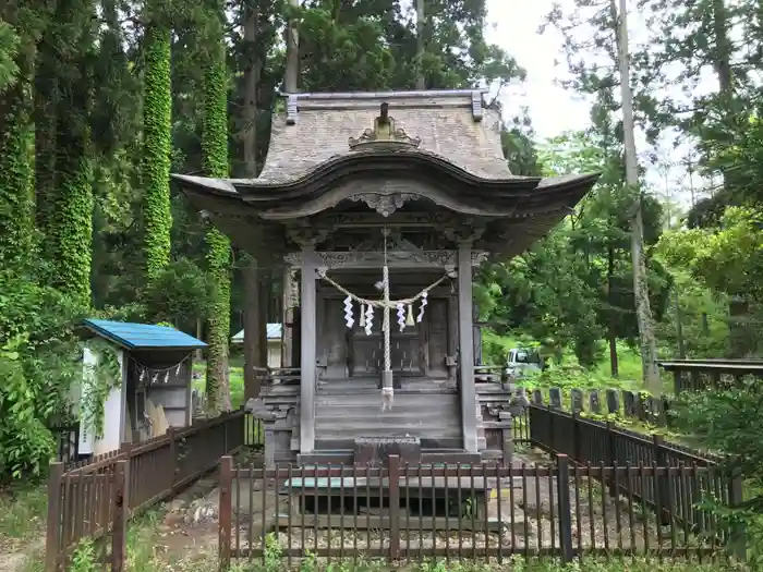 神明社の本殿