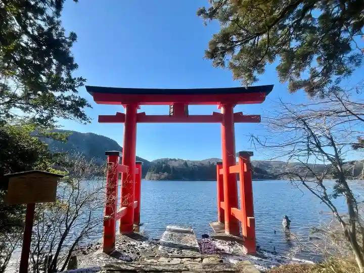箱根神社の{uncategorized: "未分類", other: "その他", undefined: "問題あり", building: "その他建物", grave: "お墓", sacred_gate: "鳥居", guardian: "狛犬", statue: "像", buddha: "仏像", history: "歴史", nature: "自然", garden: "庭園", animal: "動物", pagoda: "塔", temizu: "手水舎", mountain_gate: "山門・神門", sanctuary: "本殿・本堂", subordinate: "末社・摂社", art: "芸術", scenery: "景色", jizo: "地蔵", ema: "絵馬", goshuin: "御朱印", omikuji: "おみくじ", items: "授与品その他", amulet: "お守り", goshuincho: "御朱印帳", eats: "食事", festival: "お祭り", votive_dance: "神楽", shichigosan: "七五三参", wedding: "結婚式", experience: "体験その他", initially: "初詣", around: "周辺", anti_infection: "感染症対策"}