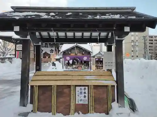 成田山札幌別院新栄寺の手水