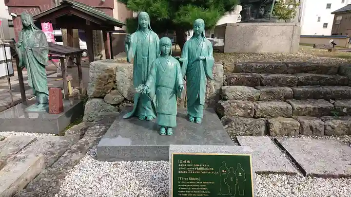 三姉妹神社の像