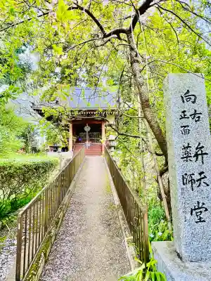 弘願寺の{uncategorized: "未分類", other: "その他", undefined: "問題あり", building: "その他建物", grave: "お墓", sacred_gate: "鳥居", guardian: "狛犬", statue: "像", buddha: "仏像", history: "歴史", nature: "自然", garden: "庭園", animal: "動物", pagoda: "塔", temizu: "手水舎", mountain_gate: "山門・神門", sanctuary: "本殿・本堂", subordinate: "末社・摂社", art: "芸術", scenery: "景色", jizo: "地蔵", ema: "絵馬", goshuin: "御朱印", omikuji: "おみくじ", items: "授与品その他", amulet: "お守り", goshuincho: "御朱印帳", eats: "食事", festival: "お祭り", votive_dance: "神楽", shichigosan: "七五三参", wedding: "結婚式", experience: "体験その他", initially: "初詣", around: "周辺", anti_infection: "感染症対策"}