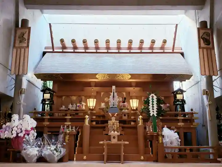 八津御嶽神社の本殿・本堂