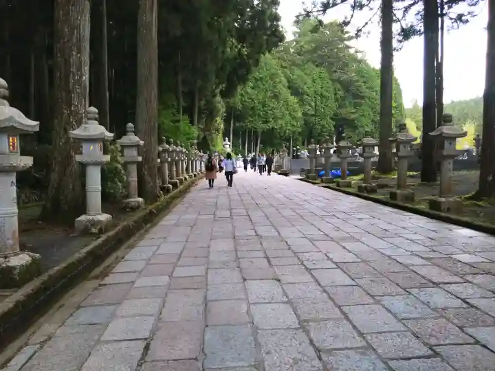 高野山金剛峯寺奥の院の{uncategorized: "未分類", other: "その他", undefined: "問題あり", building: "その他建物", grave: "お墓", sacred_gate: "鳥居", guardian: "狛犬", statue: "像", buddha: "仏像", history: "歴史", nature: "自然", garden: "庭園", animal: "動物", pagoda: "塔", temizu: "手水舎", mountain_gate: "山門・神門", sanctuary: "本殿・本堂", subordinate: "末社・摂社", art: "芸術", scenery: "景色", jizo: "地蔵", ema: "絵馬", goshuin: "御朱印", omikuji: "おみくじ", items: "授与品その他", amulet: "お守り", goshuincho: "御朱印帳", eats: "食事", festival: "お祭り", votive_dance: "神楽", shichigosan: "七五三参", wedding: "結婚式", experience: "体験その他", initially: "初詣", around: "周辺", anti_infection: "感染症対策"}