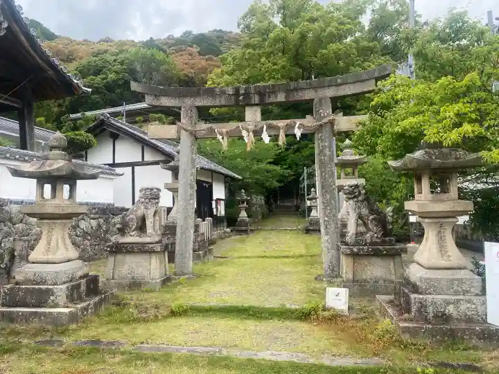 信達神社の{uncategorized: "未分類", other: "その他", undefined: "問題あり", building: "その他建物", grave: "お墓", sacred_gate: "鳥居", guardian: "狛犬", statue: "像", buddha: "仏像", history: "歴史", nature: "自然", garden: "庭園", animal: "動物", pagoda: "塔", temizu: "手水舎", mountain_gate: "山門・神門", sanctuary: "本殿・本堂", subordinate: "末社・摂社", art: "芸術", scenery: "景色", jizo: "地蔵", ema: "絵馬", goshuin: "御朱印", omikuji: "おみくじ", items: "授与品その他", amulet: "お守り", goshuincho: "御朱印帳", eats: "食事", festival: "お祭り", votive_dance: "神楽", shichigosan: "七五三参", wedding: "結婚式", experience: "体験その他", initially: "初詣", around: "周辺", anti_infection: "感染症対策"}