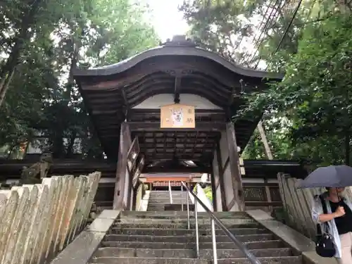 往馬坐伊古麻都比古神社の山門・神門
