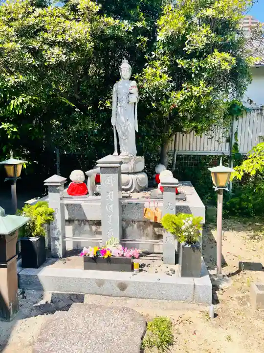 させん堂不動寺の{uncategorized: "未分類", other: "その他", undefined: "問題あり", building: "その他建物", grave: "お墓", sacred_gate: "鳥居", guardian: "狛犬", statue: "像", buddha: "仏像", history: "歴史", nature: "自然", garden: "庭園", animal: "動物", pagoda: "塔", temizu: "手水舎", mountain_gate: "山門・神門", sanctuary: "本殿・本堂", subordinate: "末社・摂社", art: "芸術", scenery: "景色", jizo: "地蔵", ema: "絵馬", goshuin: "御朱印", omikuji: "おみくじ", items: "授与品その他", amulet: "お守り", goshuincho: "御朱印帳", eats: "食事", festival: "お祭り", votive_dance: "神楽", shichigosan: "七五三参", wedding: "結婚式", experience: "体験その他", initially: "初詣", around: "周辺", anti_infection: "感染症対策"}