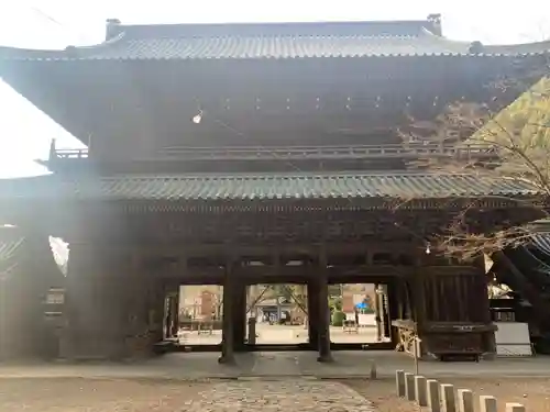 久遠寺の山門