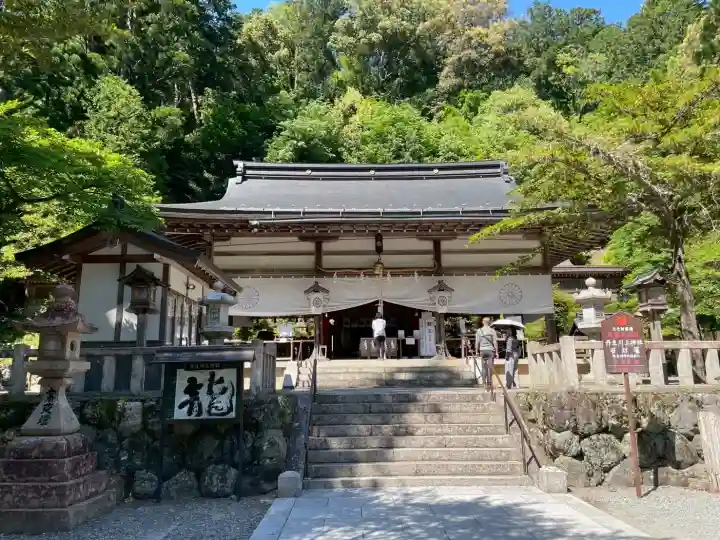 丹生川上神社(中社)の{uncategorized: "未分類", other: "その他", undefined: "問題あり", building: "その他建物", grave: "お墓", sacred_gate: "鳥居", guardian: "狛犬", statue: "像", buddha: "仏像", history: "歴史", nature: "自然", garden: "庭園", animal: "動物", pagoda: "塔", temizu: "手水舎", mountain_gate: "山門・神門", sanctuary: "本殿・本堂", subordinate: "末社・摂社", art: "芸術", scenery: "景色", jizo: "地蔵", ema: "絵馬", goshuin: "御朱印", omikuji: "おみくじ", items: "授与品その他", amulet: "お守り", goshuincho: "御朱印帳", eats: "食事", festival: "お祭り", votive_dance: "神楽", shichigosan: "七五三参", wedding: "結婚式", experience: "体験その他", initially: "初詣", around: "周辺", anti_infection: "感染症対策"}