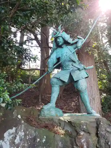 常国神社の像