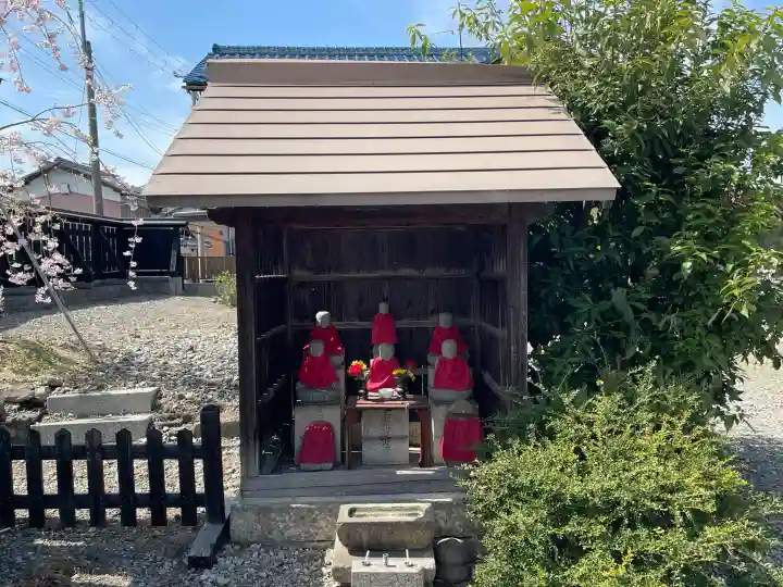 長純寺の{uncategorized: "未分類", other: "その他", undefined: "問題あり", building: "その他建物", grave: "お墓", sacred_gate: "鳥居", guardian: "狛犬", statue: "像", buddha: "仏像", history: "歴史", nature: "自然", garden: "庭園", animal: "動物", pagoda: "塔", temizu: "手水舎", mountain_gate: "山門・神門", sanctuary: "本殿・本堂", subordinate: "末社・摂社", art: "芸術", scenery: "景色", jizo: "地蔵", ema: "絵馬", goshuin: "御朱印", omikuji: "おみくじ", items: "授与品その他", amulet: "お守り", goshuincho: "御朱印帳", eats: "食事", festival: "お祭り", votive_dance: "神楽", shichigosan: "七五三参", wedding: "結婚式", experience: "体験その他", initially: "初詣", around: "周辺", anti_infection: "感染症対策"}