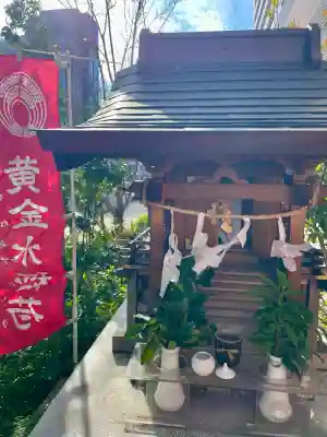 黄金水稲荷（の祠）の{uncategorized: "未分類", other: "その他", undefined: "問題あり", building: "その他建物", grave: "お墓", sacred_gate: "鳥居", guardian: "狛犬", statue: "像", buddha: "仏像", history: "歴史", nature: "自然", garden: "庭園", animal: "動物", pagoda: "塔", temizu: "手水舎", mountain_gate: "山門・神門", sanctuary: "本殿・本堂", subordinate: "末社・摂社", art: "芸術", scenery: "景色", jizo: "地蔵", ema: "絵馬", goshuin: "御朱印", omikuji: "おみくじ", items: "授与品その他", amulet: "お守り", goshuincho: "御朱印帳", eats: "食事", festival: "お祭り", votive_dance: "神楽", shichigosan: "七五三参", wedding: "結婚式", experience: "体験その他", initially: "初詣", around: "周辺", anti_infection: "感染症対策"}