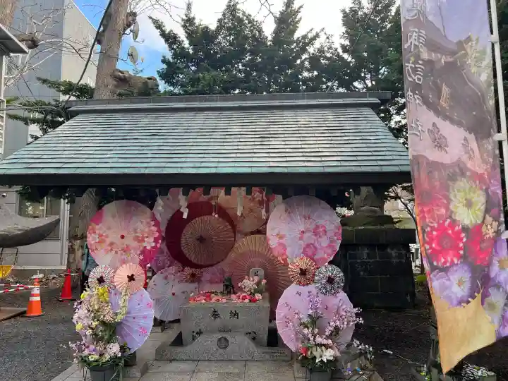 札幌諏訪神社の{uncategorized: "未分類", other: "その他", undefined: "問題あり", building: "その他建物", grave: "お墓", sacred_gate: "鳥居", guardian: "狛犬", statue: "像", buddha: "仏像", history: "歴史", nature: "自然", garden: "庭園", animal: "動物", pagoda: "塔", temizu: "手水舎", mountain_gate: "山門・神門", sanctuary: "本殿・本堂", subordinate: "末社・摂社", art: "芸術", scenery: "景色", jizo: "地蔵", ema: "絵馬", goshuin: "御朱印", omikuji: "おみくじ", items: "授与品その他", amulet: "お守り", goshuincho: "御朱印帳", eats: "食事", festival: "お祭り", votive_dance: "神楽", shichigosan: "七五三参", wedding: "結婚式", experience: "体験その他", initially: "初詣", around: "周辺", anti_infection: "感染症対策"}