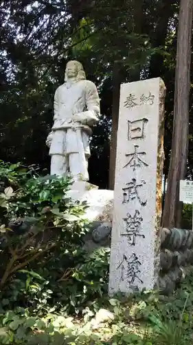 草薙神社の像