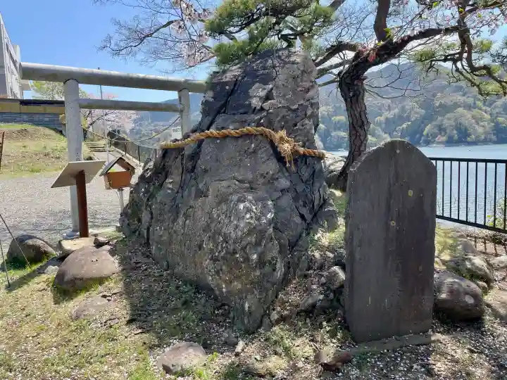 御供岩の{uncategorized: "未分類", other: "その他", undefined: "問題あり", building: "その他建物", grave: "お墓", sacred_gate: "鳥居", guardian: "狛犬", statue: "像", buddha: "仏像", history: "歴史", nature: "自然", garden: "庭園", animal: "動物", pagoda: "塔", temizu: "手水舎", mountain_gate: "山門・神門", sanctuary: "本殿・本堂", subordinate: "末社・摂社", art: "芸術", scenery: "景色", jizo: "地蔵", ema: "絵馬", goshuin: "御朱印", omikuji: "おみくじ", items: "授与品その他", amulet: "お守り", goshuincho: "御朱印帳", eats: "食事", festival: "お祭り", votive_dance: "神楽", shichigosan: "七五三参", wedding: "結婚式", experience: "体験その他", initially: "初詣", around: "周辺", anti_infection: "感染症対策"}