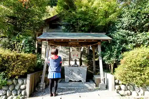 赤尾渋垂郡辺神社の手水