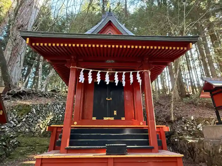 三峯神社の{uncategorized: "未分類", other: "その他", undefined: "問題あり", building: "その他建物", grave: "お墓", sacred_gate: "鳥居", guardian: "狛犬", statue: "像", buddha: "仏像", history: "歴史", nature: "自然", garden: "庭園", animal: "動物", pagoda: "塔", temizu: "手水舎", mountain_gate: "山門・神門", sanctuary: "本殿・本堂", subordinate: "末社・摂社", art: "芸術", scenery: "景色", jizo: "地蔵", ema: "絵馬", goshuin: "御朱印", omikuji: "おみくじ", items: "授与品その他", amulet: "お守り", goshuincho: "御朱印帳", eats: "食事", festival: "お祭り", votive_dance: "神楽", shichigosan: "七五三参", wedding: "結婚式", experience: "体験その他", initially: "初詣", around: "周辺", anti_infection: "感染症対策"}