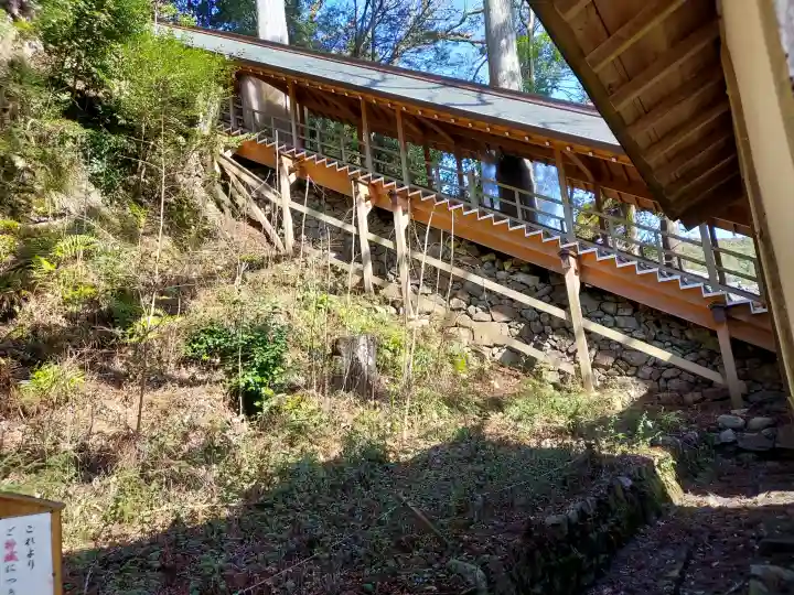 丹生川上神社(下社)の{uncategorized: "未分類", other: "その他", undefined: "問題あり", building: "その他建物", grave: "お墓", sacred_gate: "鳥居", guardian: "狛犬", statue: "像", buddha: "仏像", history: "歴史", nature: "自然", garden: "庭園", animal: "動物", pagoda: "塔", temizu: "手水舎", mountain_gate: "山門・神門", sanctuary: "本殿・本堂", subordinate: "末社・摂社", art: "芸術", scenery: "景色", jizo: "地蔵", ema: "絵馬", goshuin: "御朱印", omikuji: "おみくじ", items: "授与品その他", amulet: "お守り", goshuincho: "御朱印帳", eats: "食事", festival: "お祭り", votive_dance: "神楽", shichigosan: "七五三参", wedding: "結婚式", experience: "体験その他", initially: "初詣", around: "周辺", anti_infection: "感染症対策"}