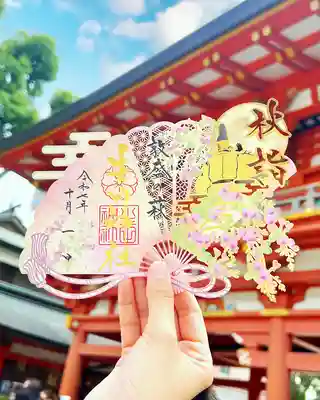 切り絵御朱印【秋詣】

この御朱印は、神戸の夜空に煌々と輝く「満月」と生田神社境内にある「敦盛の萩」を描き、清らかな秋の趣を愛でる様子を切り絵にて表現し調製したものです。
この月が、生田大神との御神縁のもと、良き御縁に結ばれ、想いを育む清らかな月となりますことをお祈りいたします。
※雲と扇の紐の一部を通常のレーザーカットではなく、レーザーの出力を調整し紙を削る技法（ハーフカット）を用いて他には無い表現をしております。
約A5サイズ（210mm✖️148mm）相当です。

授与期間：令和７年１０月１日〜１０月３１日
※状況により無くなる場合もございます。

初穂料：１，０００円
https://ikutajinja.official.ec/items/119315088