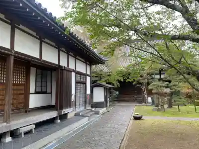徳融寺の{uncategorized: "未分類", other: "その他", undefined: "問題あり", building: "その他建物", grave: "お墓", sacred_gate: "鳥居", guardian: "狛犬", statue: "像", buddha: "仏像", history: "歴史", nature: "自然", garden: "庭園", animal: "動物", pagoda: "塔", temizu: "手水舎", mountain_gate: "山門・神門", sanctuary: "本殿・本堂", subordinate: "末社・摂社", art: "芸術", scenery: "景色", jizo: "地蔵", ema: "絵馬", goshuin: "御朱印", omikuji: "おみくじ", items: "授与品その他", amulet: "お守り", goshuincho: "御朱印帳", eats: "食事", festival: "お祭り", votive_dance: "神楽", shichigosan: "七五三参", wedding: "結婚式", experience: "体験その他", initially: "初詣", around: "周辺", anti_infection: "感染症対策"}