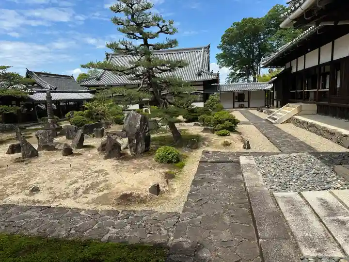 興聖寺(興聖寶林禅寺)の{uncategorized: "未分類", other: "その他", undefined: "問題あり", building: "その他建物", grave: "お墓", sacred_gate: "鳥居", guardian: "狛犬", statue: "像", buddha: "仏像", history: "歴史", nature: "自然", garden: "庭園", animal: "動物", pagoda: "塔", temizu: "手水舎", mountain_gate: "山門・神門", sanctuary: "本殿・本堂", subordinate: "末社・摂社", art: "芸術", scenery: "景色", jizo: "地蔵", ema: "絵馬", goshuin: "御朱印", omikuji: "おみくじ", items: "授与品その他", amulet: "お守り", goshuincho: "御朱印帳", eats: "食事", festival: "お祭り", votive_dance: "神楽", shichigosan: "七五三参", wedding: "結婚式", experience: "体験その他", initially: "初詣", around: "周辺", anti_infection: "感染症対策"}