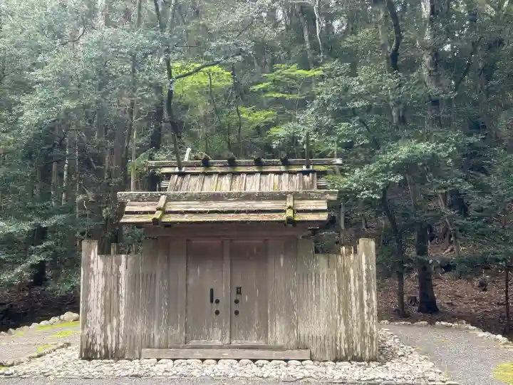 饗土橋姫神社(皇大神宮所管社)の{uncategorized: "未分類", other: "その他", undefined: "問題あり", building: "その他建物", grave: "お墓", sacred_gate: "鳥居", guardian: "狛犬", statue: "像", buddha: "仏像", history: "歴史", nature: "自然", garden: "庭園", animal: "動物", pagoda: "塔", temizu: "手水舎", mountain_gate: "山門・神門", sanctuary: "本殿・本堂", subordinate: "末社・摂社", art: "芸術", scenery: "景色", jizo: "地蔵", ema: "絵馬", goshuin: "御朱印", omikuji: "おみくじ", items: "授与品その他", amulet: "お守り", goshuincho: "御朱印帳", eats: "食事", festival: "お祭り", votive_dance: "神楽", shichigosan: "七五三参", wedding: "結婚式", experience: "体験その他", initially: "初詣", around: "周辺", anti_infection: "感染症対策"}