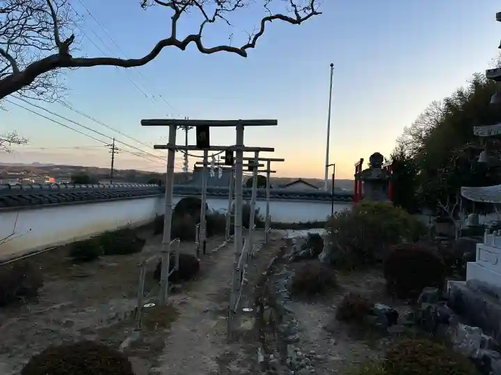 神谷稲荷明神社の{uncategorized: "未分類", other: "その他", undefined: "問題あり", building: "その他建物", grave: "お墓", sacred_gate: "鳥居", guardian: "狛犬", statue: "像", buddha: "仏像", history: "歴史", nature: "自然", garden: "庭園", animal: "動物", pagoda: "塔", temizu: "手水舎", mountain_gate: "山門・神門", sanctuary: "本殿・本堂", subordinate: "末社・摂社", art: "芸術", scenery: "景色", jizo: "地蔵", ema: "絵馬", goshuin: "御朱印", omikuji: "おみくじ", items: "授与品その他", amulet: "お守り", goshuincho: "御朱印帳", eats: "食事", festival: "お祭り", votive_dance: "神楽", shichigosan: "七五三参", wedding: "結婚式", experience: "体験その他", initially: "初詣", around: "周辺", anti_infection: "感染症対策"}