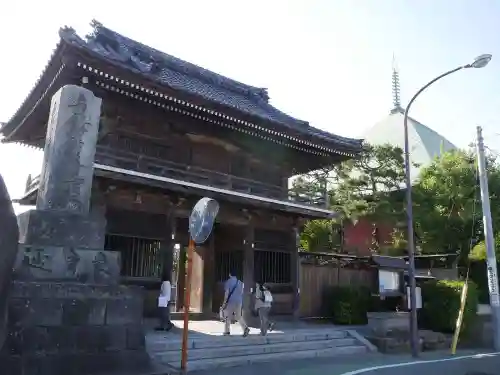 本覚寺の山門