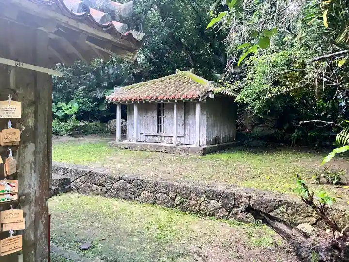冨崎観音堂の{uncategorized: "未分類", other: "その他", undefined: "問題あり", building: "その他建物", grave: "お墓", sacred_gate: "鳥居", guardian: "狛犬", statue: "像", buddha: "仏像", history: "歴史", nature: "自然", garden: "庭園", animal: "動物", pagoda: "塔", temizu: "手水舎", mountain_gate: "山門・神門", sanctuary: "本殿・本堂", subordinate: "末社・摂社", art: "芸術", scenery: "景色", jizo: "地蔵", ema: "絵馬", goshuin: "御朱印", omikuji: "おみくじ", items: "授与品その他", amulet: "お守り", goshuincho: "御朱印帳", eats: "食事", festival: "お祭り", votive_dance: "神楽", shichigosan: "七五三参", wedding: "結婚式", experience: "体験その他", initially: "初詣", around: "周辺", anti_infection: "感染症対策"}