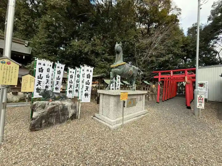 白山神社の{uncategorized: "未分類", other: "その他", undefined: "問題あり", building: "その他建物", grave: "お墓", sacred_gate: "鳥居", guardian: "狛犬", statue: "像", buddha: "仏像", history: "歴史", nature: "自然", garden: "庭園", animal: "動物", pagoda: "塔", temizu: "手水舎", mountain_gate: "山門・神門", sanctuary: "本殿・本堂", subordinate: "末社・摂社", art: "芸術", scenery: "景色", jizo: "地蔵", ema: "絵馬", goshuin: "御朱印", omikuji: "おみくじ", items: "授与品その他", amulet: "お守り", goshuincho: "御朱印帳", eats: "食事", festival: "お祭り", votive_dance: "神楽", shichigosan: "七五三参", wedding: "結婚式", experience: "体験その他", initially: "初詣", around: "周辺", anti_infection: "感染症対策"}