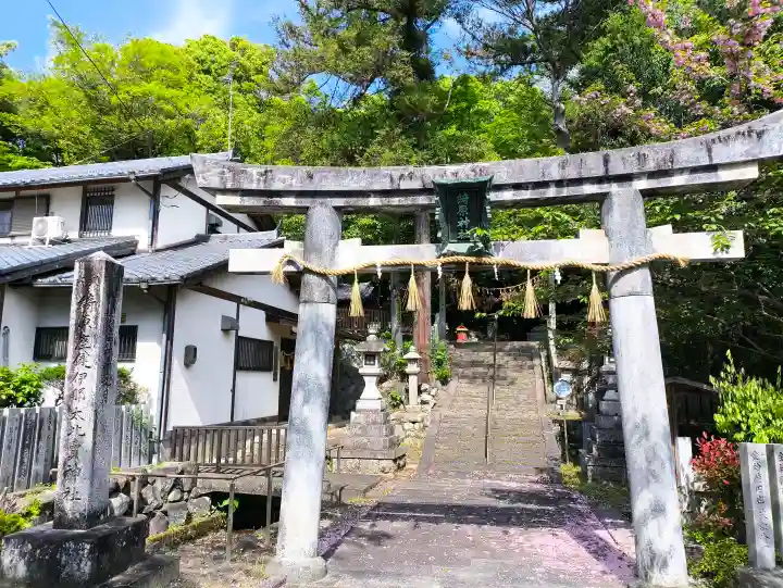 綺原坐健伊那太比賣神社の{uncategorized: "未分類", other: "その他", undefined: "問題あり", building: "その他建物", grave: "お墓", sacred_gate: "鳥居", guardian: "狛犬", statue: "像", buddha: "仏像", history: "歴史", nature: "自然", garden: "庭園", animal: "動物", pagoda: "塔", temizu: "手水舎", mountain_gate: "山門・神門", sanctuary: "本殿・本堂", subordinate: "末社・摂社", art: "芸術", scenery: "景色", jizo: "地蔵", ema: "絵馬", goshuin: "御朱印", omikuji: "おみくじ", items: "授与品その他", amulet: "お守り", goshuincho: "御朱印帳", eats: "食事", festival: "お祭り", votive_dance: "神楽", shichigosan: "七五三参", wedding: "結婚式", experience: "体験その他", initially: "初詣", around: "周辺", anti_infection: "感染症対策"}