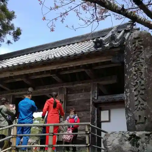 中尊寺の山門・神門
