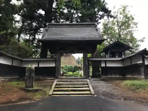 革秀寺の山門