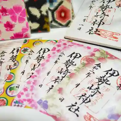 伊勢崎銘仙の柄を和紙に印刷した御朱印紙に、神職が文字を書き入れて、印を押してあります。初穂料３００円。