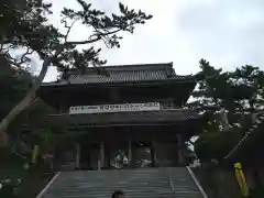 誕生寺の山門