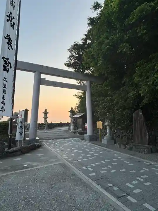 二見興玉神社の{uncategorized: "未分類", other: "その他", undefined: "問題あり", building: "その他建物", grave: "お墓", sacred_gate: "鳥居", guardian: "狛犬", statue: "像", buddha: "仏像", history: "歴史", nature: "自然", garden: "庭園", animal: "動物", pagoda: "塔", temizu: "手水舎", mountain_gate: "山門・神門", sanctuary: "本殿・本堂", subordinate: "末社・摂社", art: "芸術", scenery: "景色", jizo: "地蔵", ema: "絵馬", goshuin: "御朱印", omikuji: "おみくじ", items: "授与品その他", amulet: "お守り", goshuincho: "御朱印帳", eats: "食事", festival: "お祭り", votive_dance: "神楽", shichigosan: "七五三参", wedding: "結婚式", experience: "体験その他", initially: "初詣", around: "周辺", anti_infection: "感染症対策"}