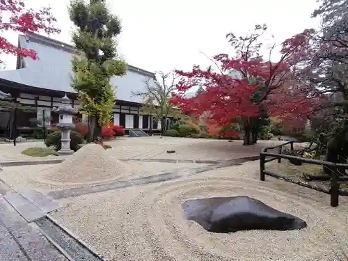 月山寺の庭園