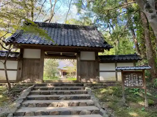 中尊寺の山門・神門