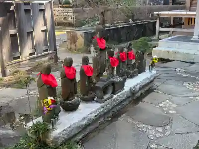 親縁寺の{uncategorized: "未分類", other: "その他", undefined: "問題あり", building: "その他建物", grave: "お墓", sacred_gate: "鳥居", guardian: "狛犬", statue: "像", buddha: "仏像", history: "歴史", nature: "自然", garden: "庭園", animal: "動物", pagoda: "塔", temizu: "手水舎", mountain_gate: "山門・神門", sanctuary: "本殿・本堂", subordinate: "末社・摂社", art: "芸術", scenery: "景色", jizo: "地蔵", ema: "絵馬", goshuin: "御朱印", omikuji: "おみくじ", items: "授与品その他", amulet: "お守り", goshuincho: "御朱印帳", eats: "食事", festival: "お祭り", votive_dance: "神楽", shichigosan: "七五三参", wedding: "結婚式", experience: "体験その他", initially: "初詣", around: "周辺", anti_infection: "感染症対策"}