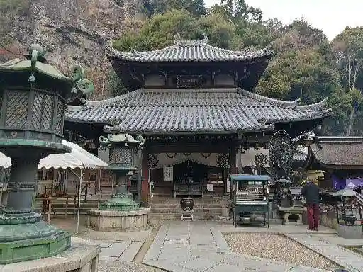 宝山寺の本殿・本堂