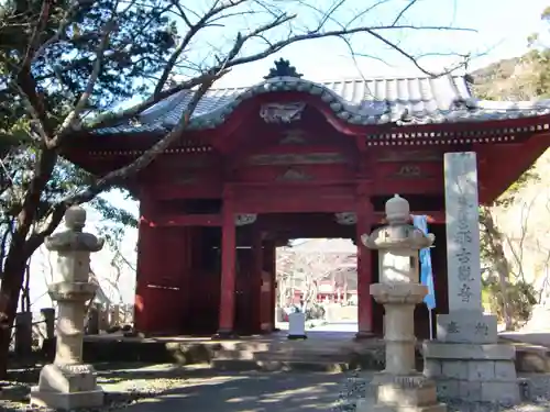 那古寺の山門