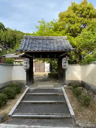 平岡八幡宮の山門