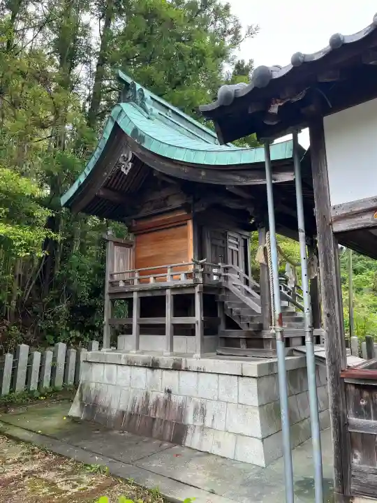 荒神社の{uncategorized: "未分類", other: "その他", undefined: "問題あり", building: "その他建物", grave: "お墓", sacred_gate: "鳥居", guardian: "狛犬", statue: "像", buddha: "仏像", history: "歴史", nature: "自然", garden: "庭園", animal: "動物", pagoda: "塔", temizu: "手水舎", mountain_gate: "山門・神門", sanctuary: "本殿・本堂", subordinate: "末社・摂社", art: "芸術", scenery: "景色", jizo: "地蔵", ema: "絵馬", goshuin: "御朱印", omikuji: "おみくじ", items: "授与品その他", amulet: "お守り", goshuincho: "御朱印帳", eats: "食事", festival: "お祭り", votive_dance: "神楽", shichigosan: "七五三参", wedding: "結婚式", experience: "体験その他", initially: "初詣", around: "周辺", anti_infection: "感染症対策"}