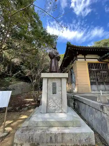 宇部護国神社の像