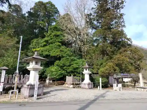 若狭彦神社（上社）の{uncategorized: "未分類", other: "その他", undefined: "問題あり", building: "その他建物", grave: "お墓", sacred_gate: "鳥居", guardian: "狛犬", statue: "像", buddha: "仏像", history: "歴史", nature: "自然", garden: "庭園", animal: "動物", pagoda: "塔", temizu: "手水舎", mountain_gate: "山門・神門", sanctuary: "本殿・本堂", subordinate: "末社・摂社", art: "芸術", scenery: "景色", jizo: "地蔵", ema: "絵馬", goshuin: "御朱印", omikuji: "おみくじ", items: "授与品その他", amulet: "お守り", goshuincho: "御朱印帳", eats: "食事", festival: "お祭り", votive_dance: "神楽", shichigosan: "七五三参", wedding: "結婚式", experience: "体験その他", initially: "初詣", around: "周辺", anti_infection: "感染症対策"}