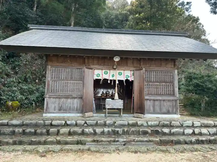 熊野神社(久米神社下の宮)の{uncategorized: "未分類", other: "その他", undefined: "問題あり", building: "その他建物", grave: "お墓", sacred_gate: "鳥居", guardian: "狛犬", statue: "像", buddha: "仏像", history: "歴史", nature: "自然", garden: "庭園", animal: "動物", pagoda: "塔", temizu: "手水舎", mountain_gate: "山門・神門", sanctuary: "本殿・本堂", subordinate: "末社・摂社", art: "芸術", scenery: "景色", jizo: "地蔵", ema: "絵馬", goshuin: "御朱印", omikuji: "おみくじ", items: "授与品その他", amulet: "お守り", goshuincho: "御朱印帳", eats: "食事", festival: "お祭り", votive_dance: "神楽", shichigosan: "七五三参", wedding: "結婚式", experience: "体験その他", initially: "初詣", around: "周辺", anti_infection: "感染症対策"}