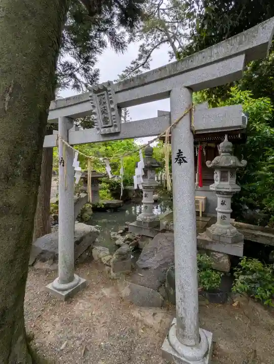 九帝王宮 萱野神社の{uncategorized: "未分類", other: "その他", undefined: "問題あり", building: "その他建物", grave: "お墓", sacred_gate: "鳥居", guardian: "狛犬", statue: "像", buddha: "仏像", history: "歴史", nature: "自然", garden: "庭園", animal: "動物", pagoda: "塔", temizu: "手水舎", mountain_gate: "山門・神門", sanctuary: "本殿・本堂", subordinate: "末社・摂社", art: "芸術", scenery: "景色", jizo: "地蔵", ema: "絵馬", goshuin: "御朱印", omikuji: "おみくじ", items: "授与品その他", amulet: "お守り", goshuincho: "御朱印帳", eats: "食事", festival: "お祭り", votive_dance: "神楽", shichigosan: "七五三参", wedding: "結婚式", experience: "体験その他", initially: "初詣", around: "周辺", anti_infection: "感染症対策"}